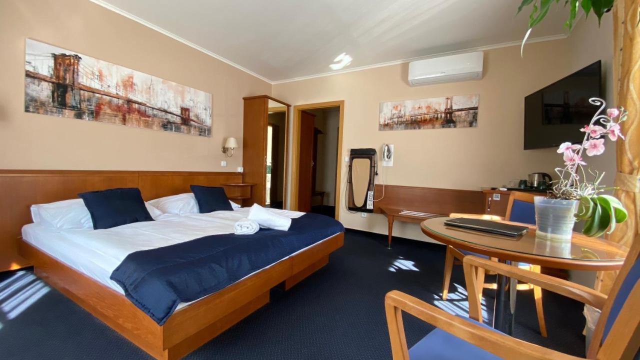 Zamecky Hotel Zlaty Orel Hranice  Dış mekan fotoğraf