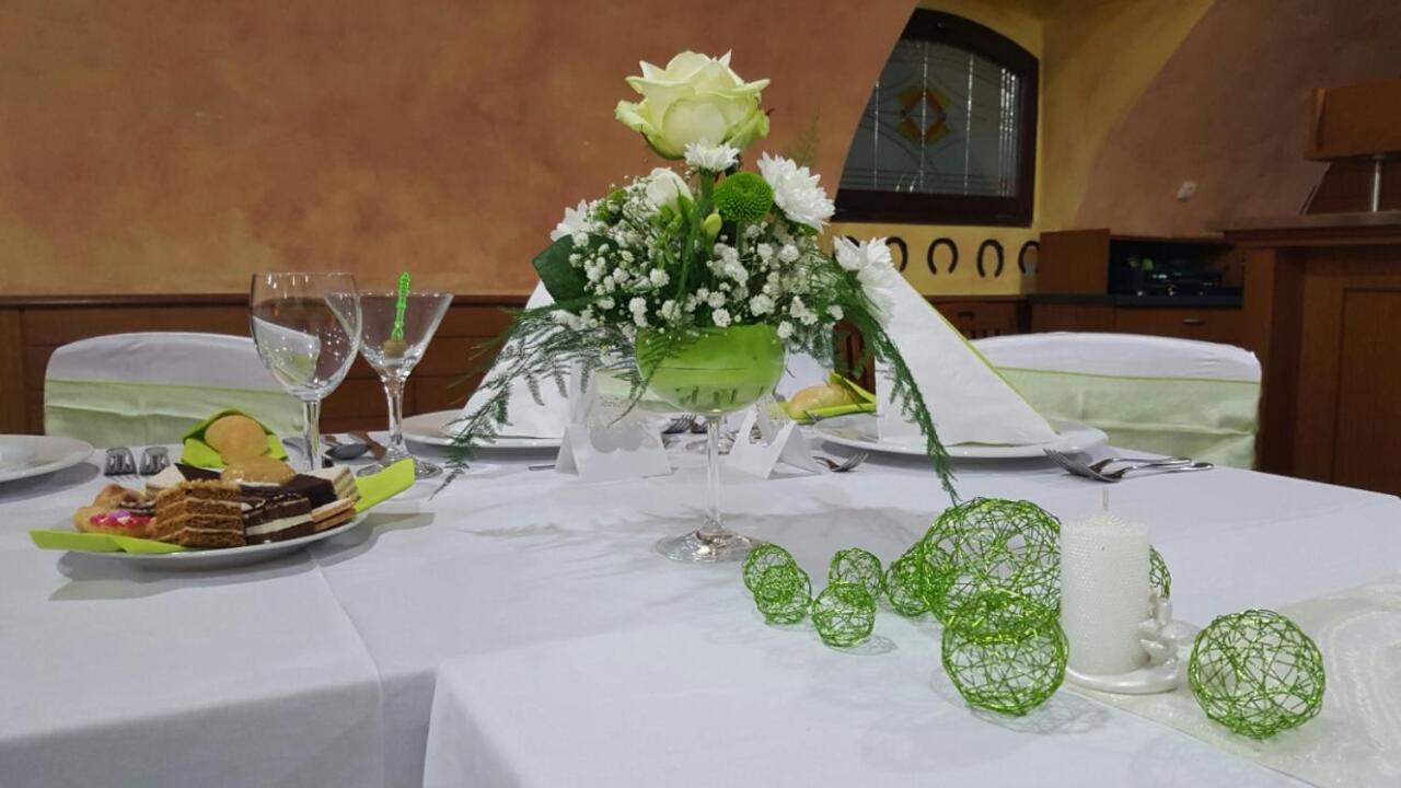 Zamecky Hotel Zlaty Orel Hranice  Dış mekan fotoğraf